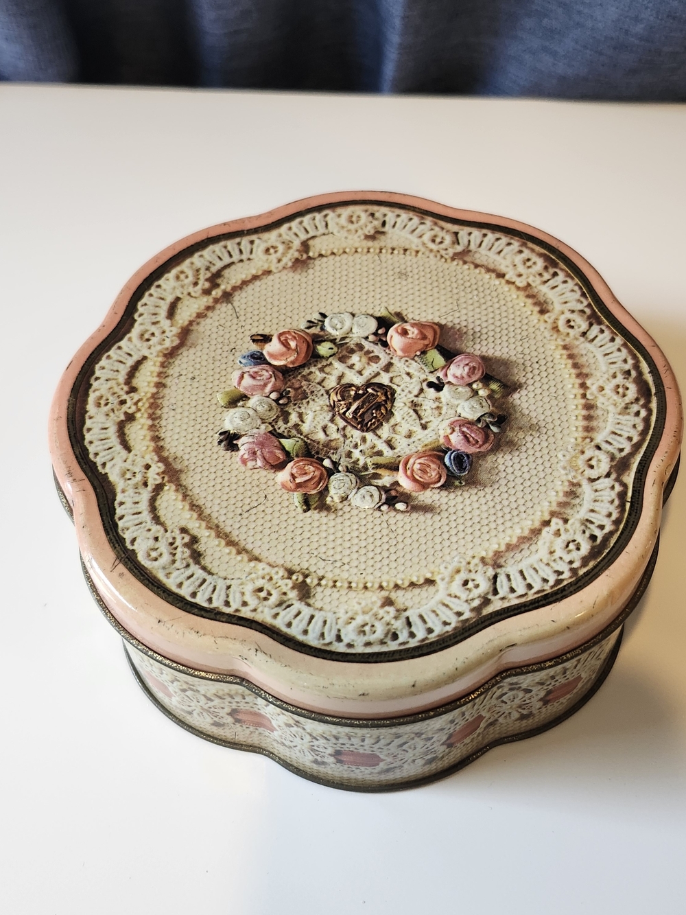 Vintage 1981 Avon Valentine's Day Tin Round Pink Roses & Lace Design Collectible